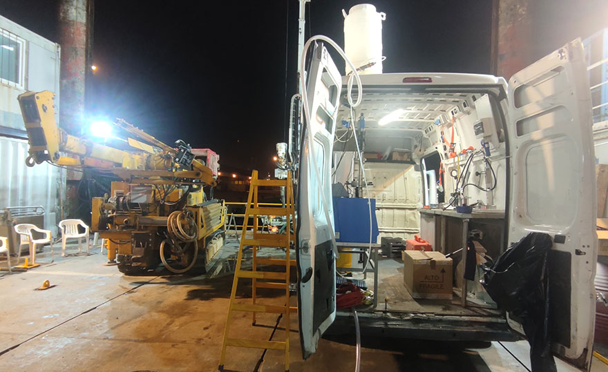 Mobile lab and drilling machine